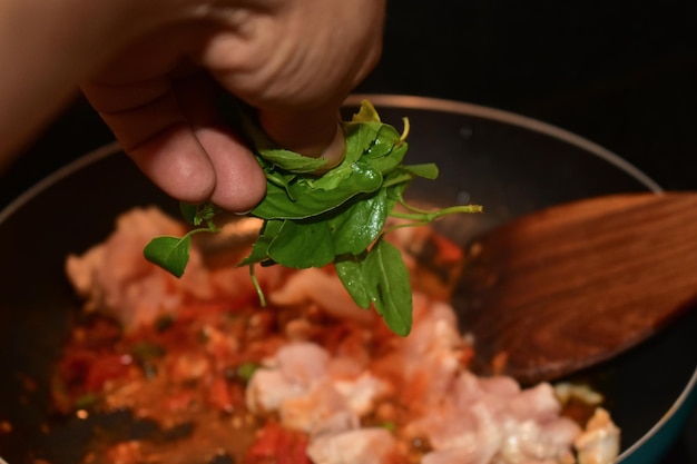 Kucharz doprawiający potrawę